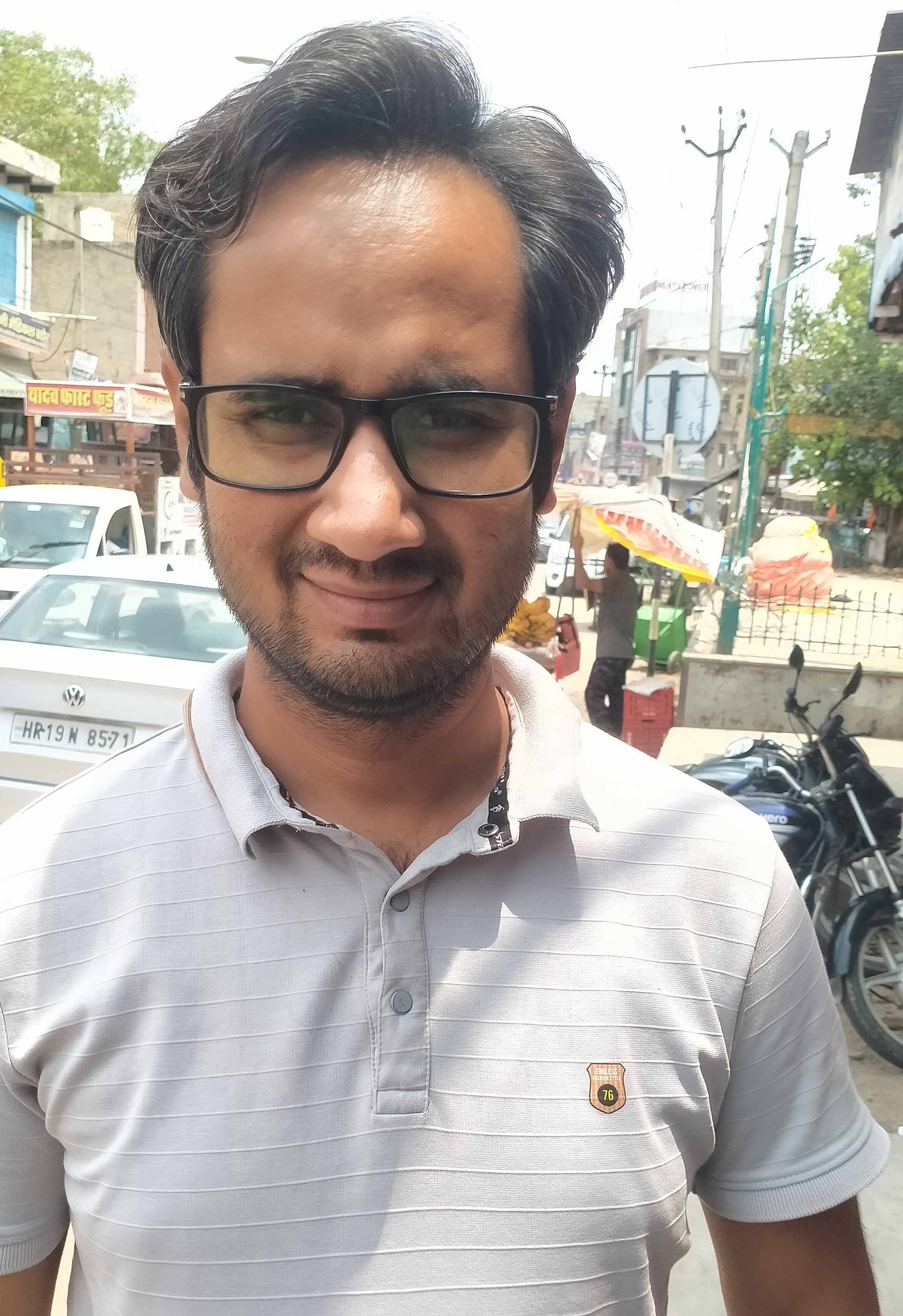 फोटो संख्या:64- कंप्यूटर ऑपरेटर हड़ताल पर होने के कारण लघु सचिवालय महेंद्रगढ़ में अंत्योदय सरल 
