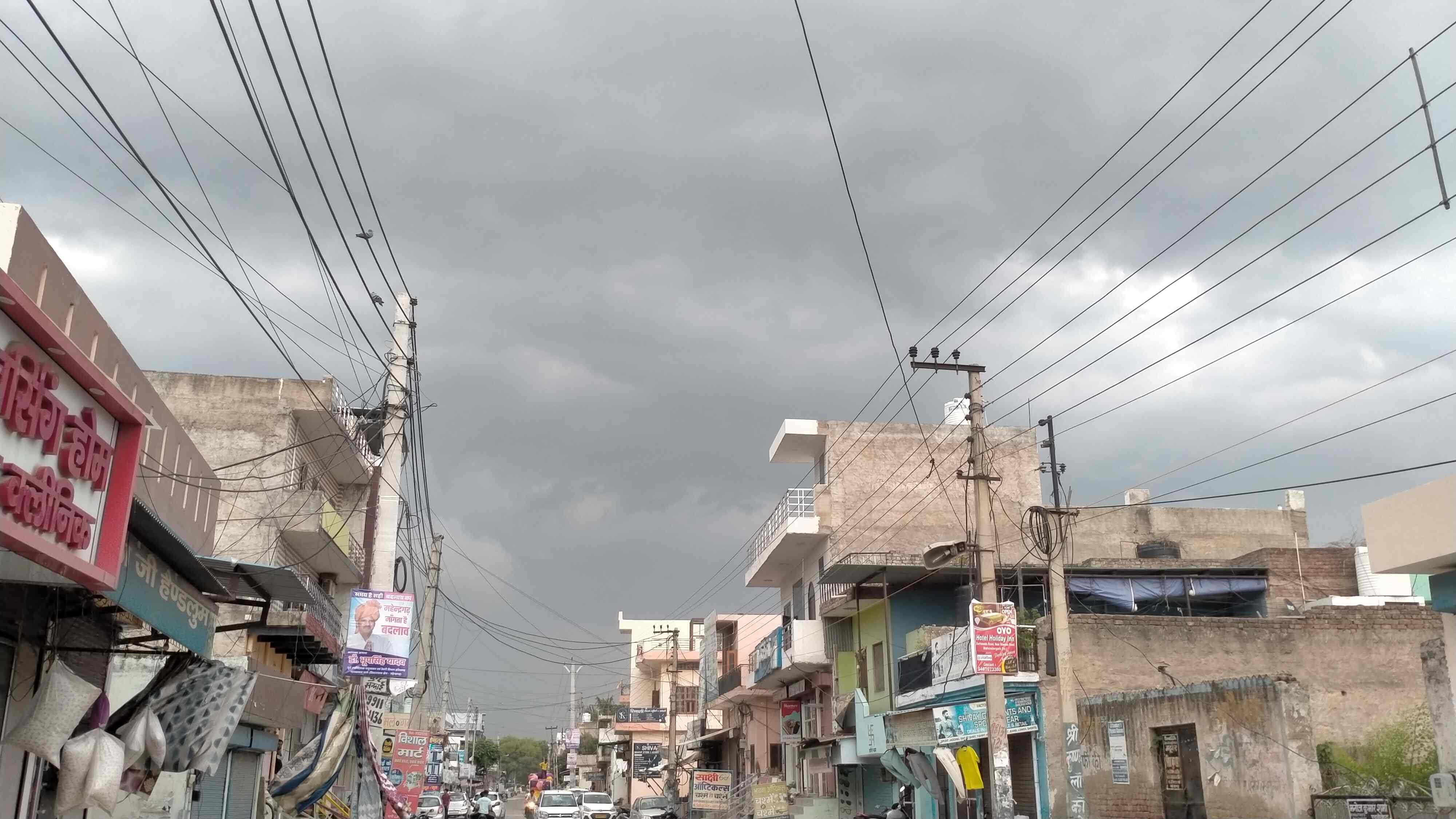 फोटो संख्या:75-महेंद्रगढ़ में बारिश के बीच गुजरता वाहन--संवाद