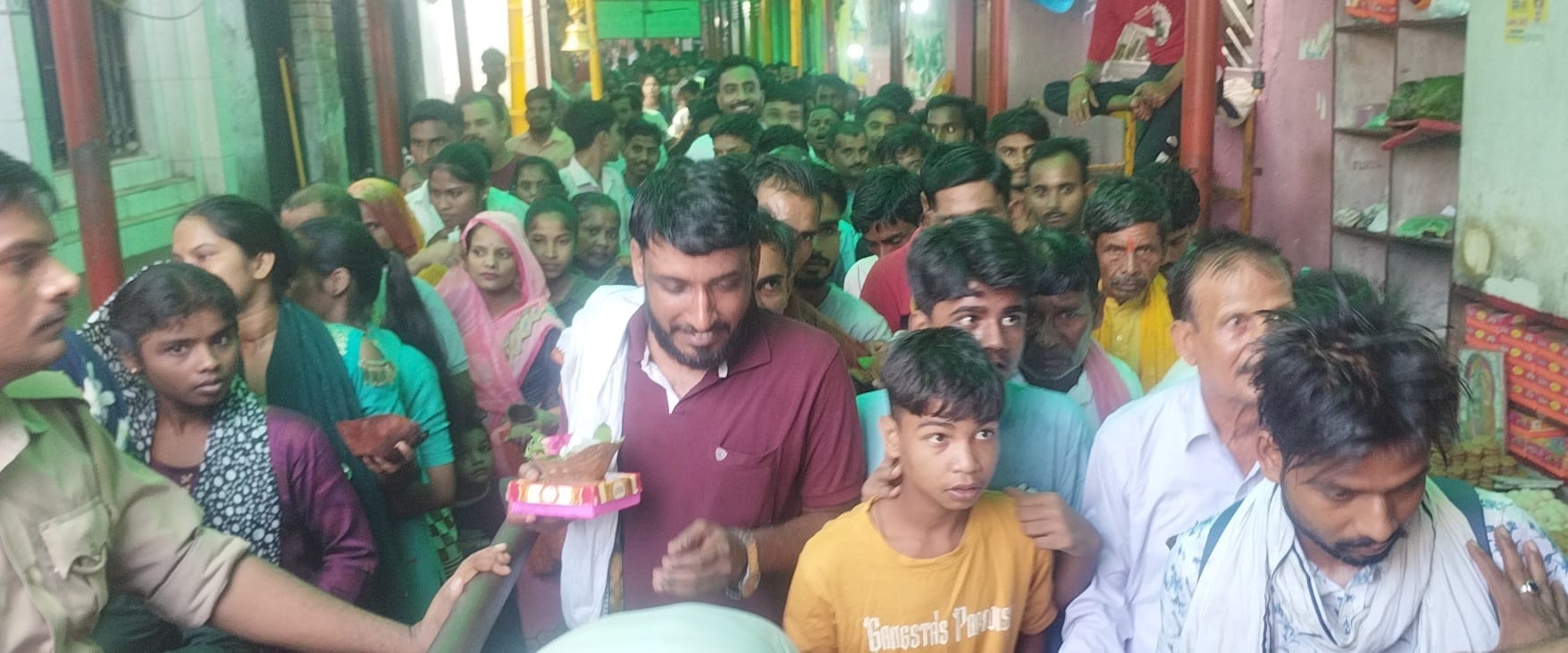 गोला के मोहम्मदी रोड बाईपास चौराहे के पास अस्थाई रोडवेज बस अड्डे पर खड़ी बसें। संवाद गोला के मोहम्मदी रोड बाईपास चौराहे के पास अस्थाई रोडवेज बस अड्डे पर खड़ी बसें। संवाद