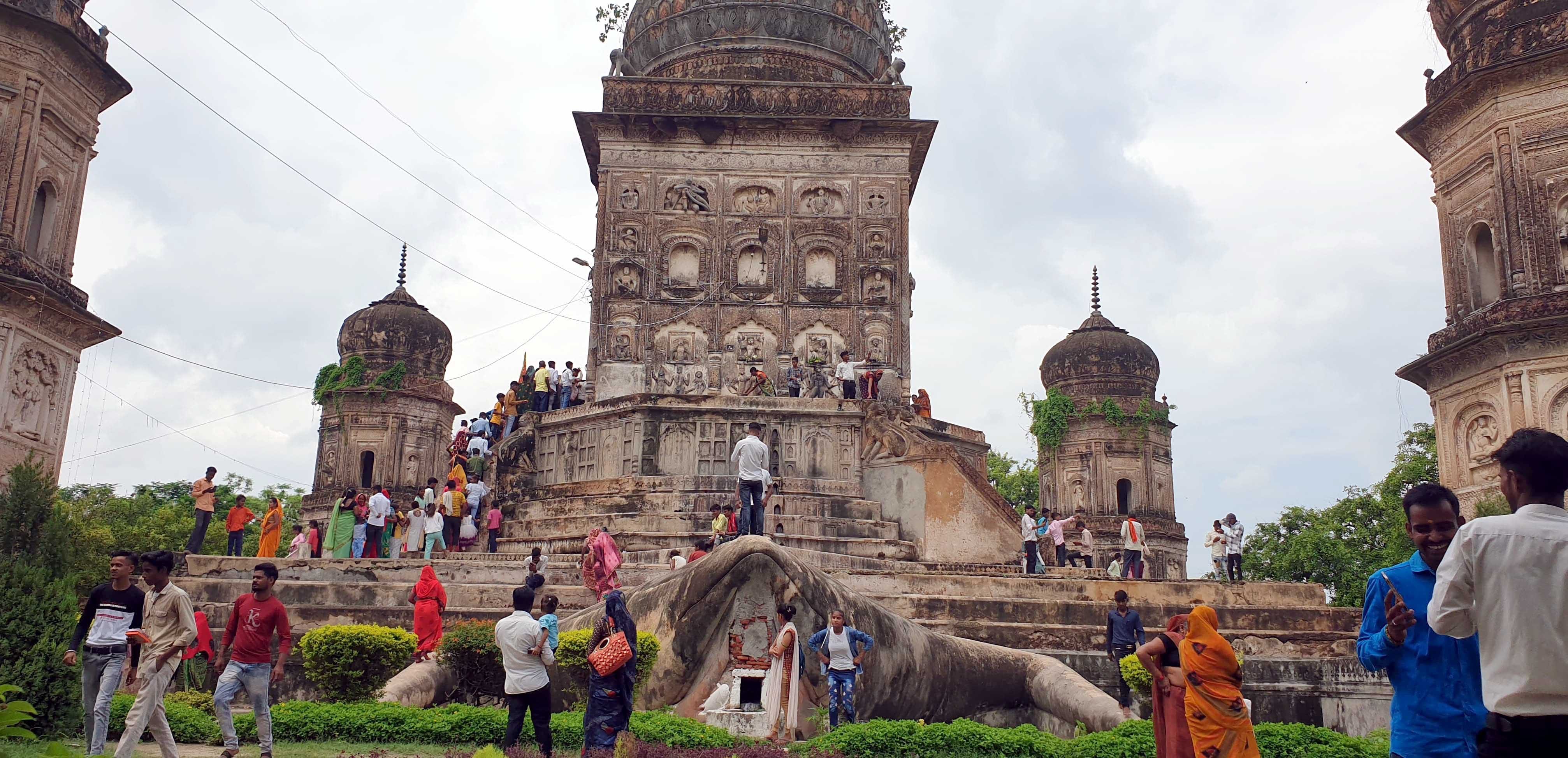 पालन नाथ मंदिर पर श्रद्धालुओं की लगी कतार। संवाद