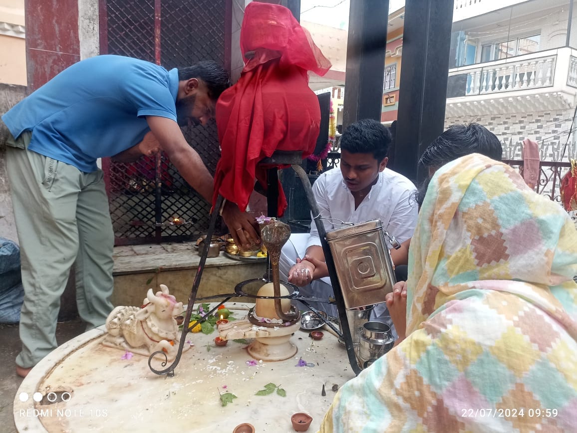 शामली हनुमान धाम पर जलाभिषेक करते करते श्रद्धांलू शामली हनुमान धाम पर जलाभिषेक करते करते श्रद्धांलू