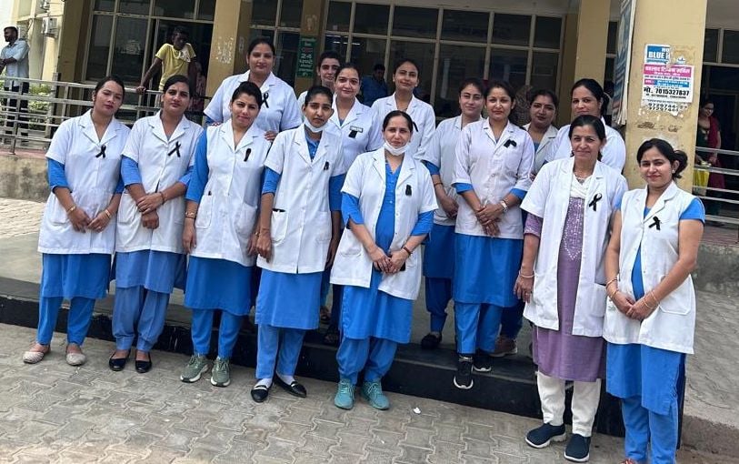 23जेएनडी24 : नागरिक अस्पताल के मुख्य गेट पर एकत्रित हो रोष जताते हुए नर्सिंग स्टाफ। 23जेएनडी24 : नागरिक अस्पताल के मुख्य गेट पर एकत्रित हो रोष जताते हुए नर्सिंग स्टाफ।