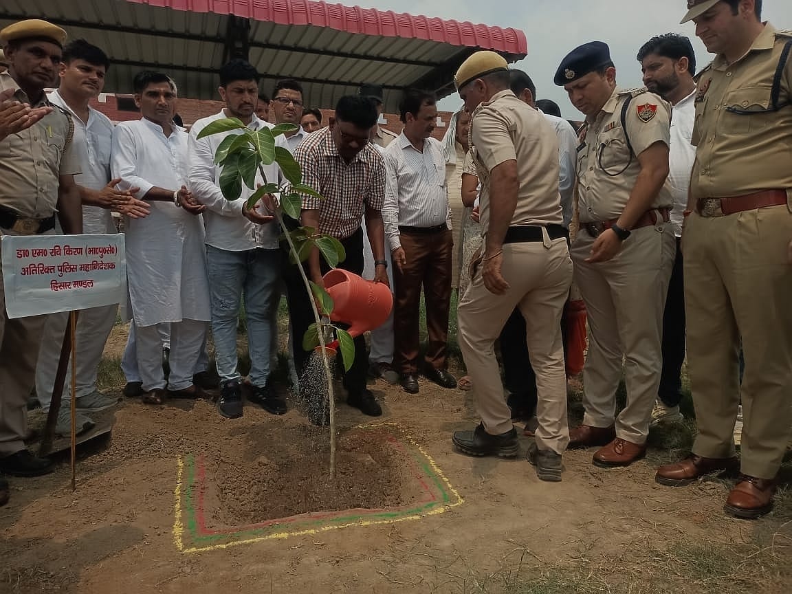 23जेएनडी30: पौधरोपण करते हुए तिरिक्त पुलिस महानिदेशक डॉ. एम रवि किरण। संवाद 23जेएनडी30: पौधरोपण करते हुए तिरिक्त पुलिस महानिदेशक डॉ. एम रवि किरण। संवाद