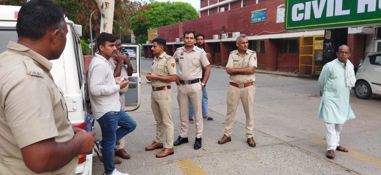 23जेएनडी45: नागरिक अस्पताल में शव को लेकर आई पुलिस। संवाद।