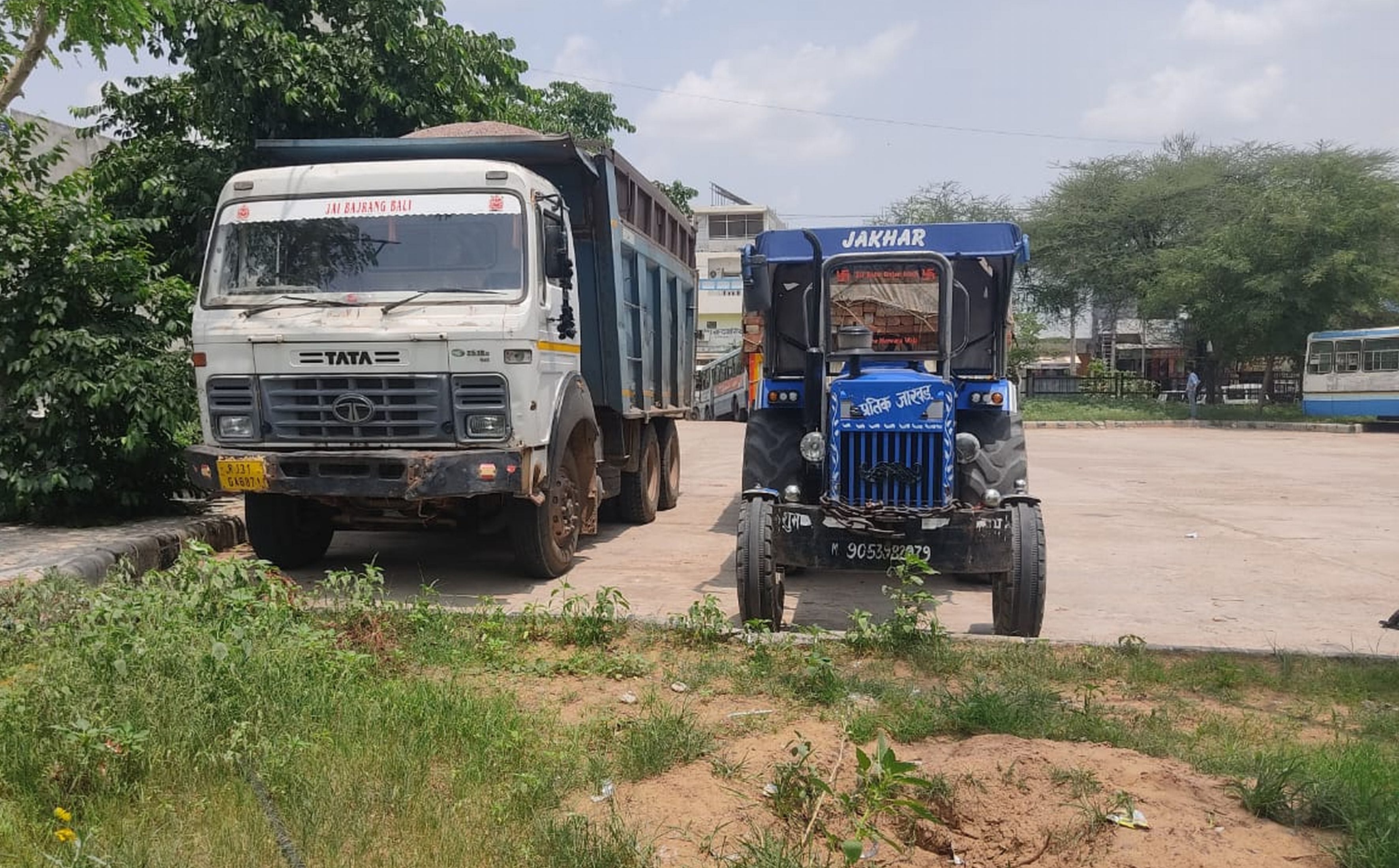 बस स्टैंड परिसर में खड़े आरटीए टीम की ओर से पकड़े गए ओवरलोड वाहन। बस स्टैंड परिसर में खड़े आरटीए टीम की ओर से पकड़े गए ओवरलोड वाहन।