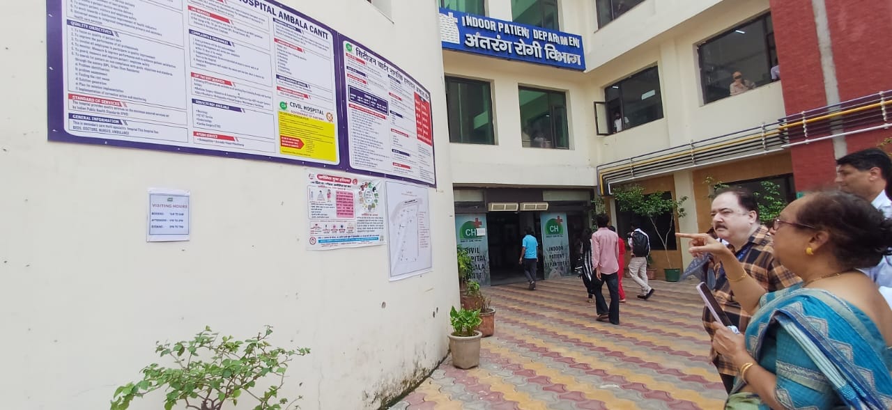 छावनी नागरिक अस्पताल के अल्ट्रासाउंड रूम के बाहर टीम कर्मचारियों से जानकारी लेती हुई छावनी नागरिक अस्पताल के अल्ट्रासाउंड रूम के बाहर टीम कर्मचारियों से जानकारी लेती हुई