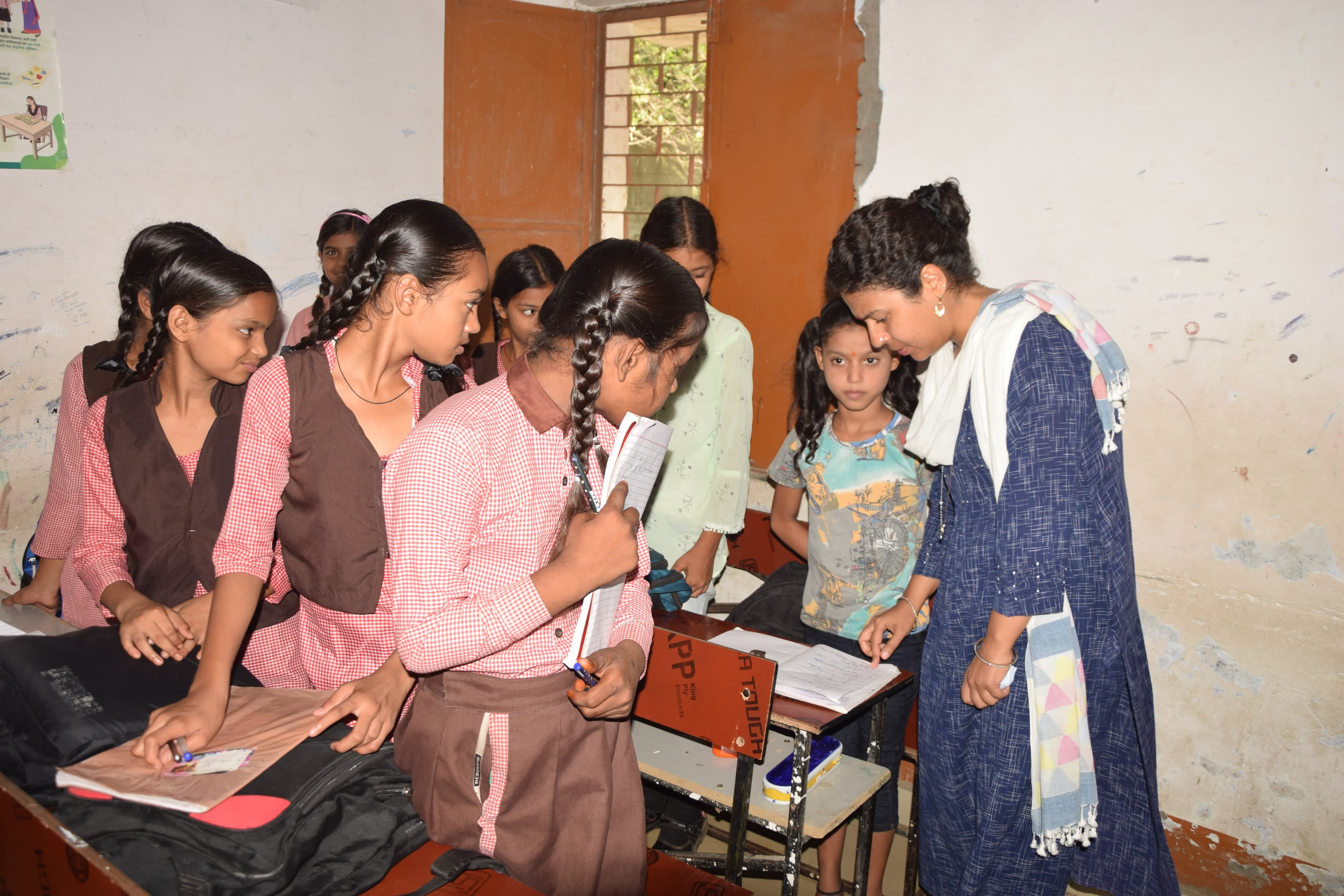 फोटो- परिषदीय स्कूल में बच्चे से ब्लैक बोर्ड पर लिखवाकर देखतीं जिलाधिकारी दुर्गा शक्ति नागपाल फोटो- परिषदीय स्कूल में बच्चे से ब्लैक बोर्ड पर लिखवाकर देखतीं जिलाधिकारी दुर्गा शक्ति नागपाल