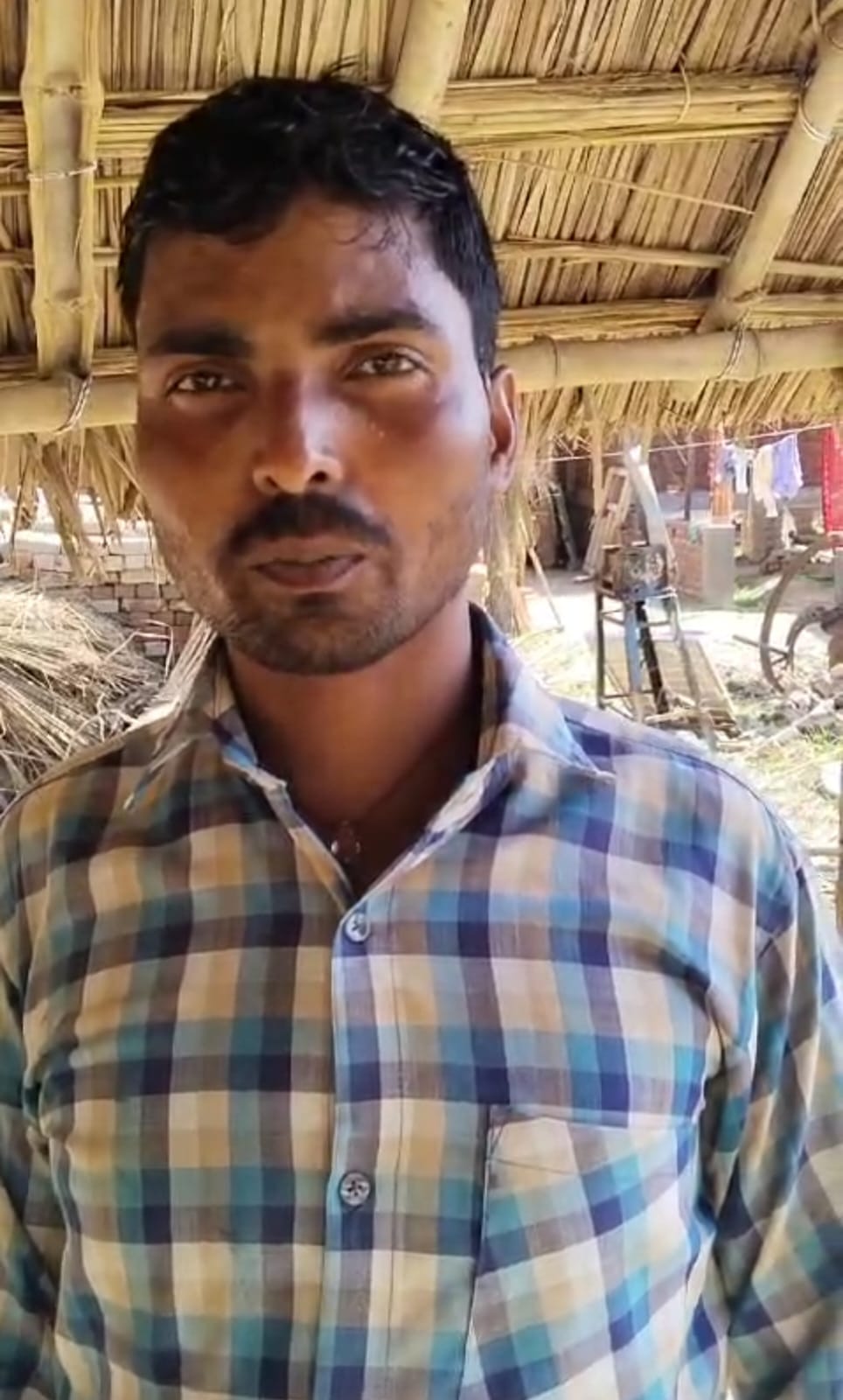 गांव अहिराना में नदी में समाते घर। संवाद गांव अहिराना में नदी में समाते घर। संवाद