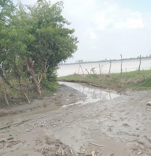 गांव की बार्बादी का मंजर देखता ग्रामीण। संवाद
