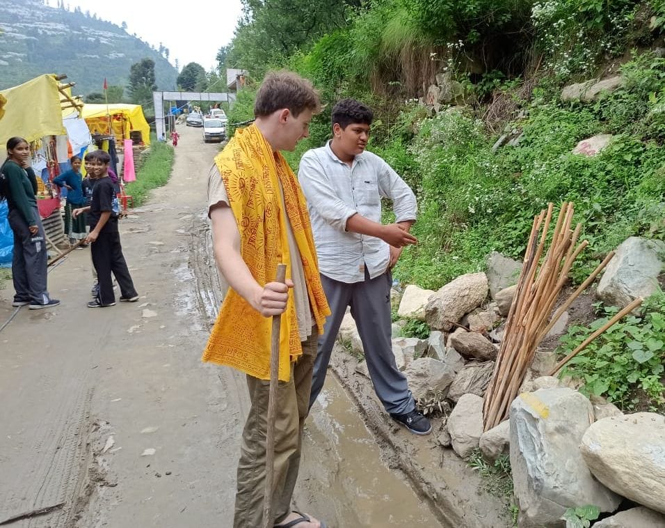 हिमालन ट्राईब संस्था ने श्रीखंड महादेव यात्रा में फैला कचरा किया एकत्र। संवाद हिमालन ट्राईब संस्था ने श्रीखंड महादेव यात्रा में फैला कचरा किया एकत्र। संवाद