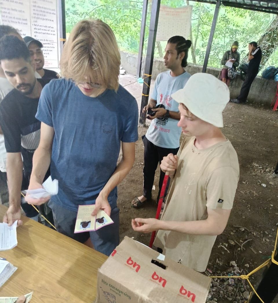 हिमालन ट्राईब संस्था ने श्रीखंड महादेव यात्रा में फैला कचरा किया एकत्र। संवाद हिमालन ट्राईब संस्था ने श्रीखंड महादेव यात्रा में फैला कचरा किया एकत्र। संवाद