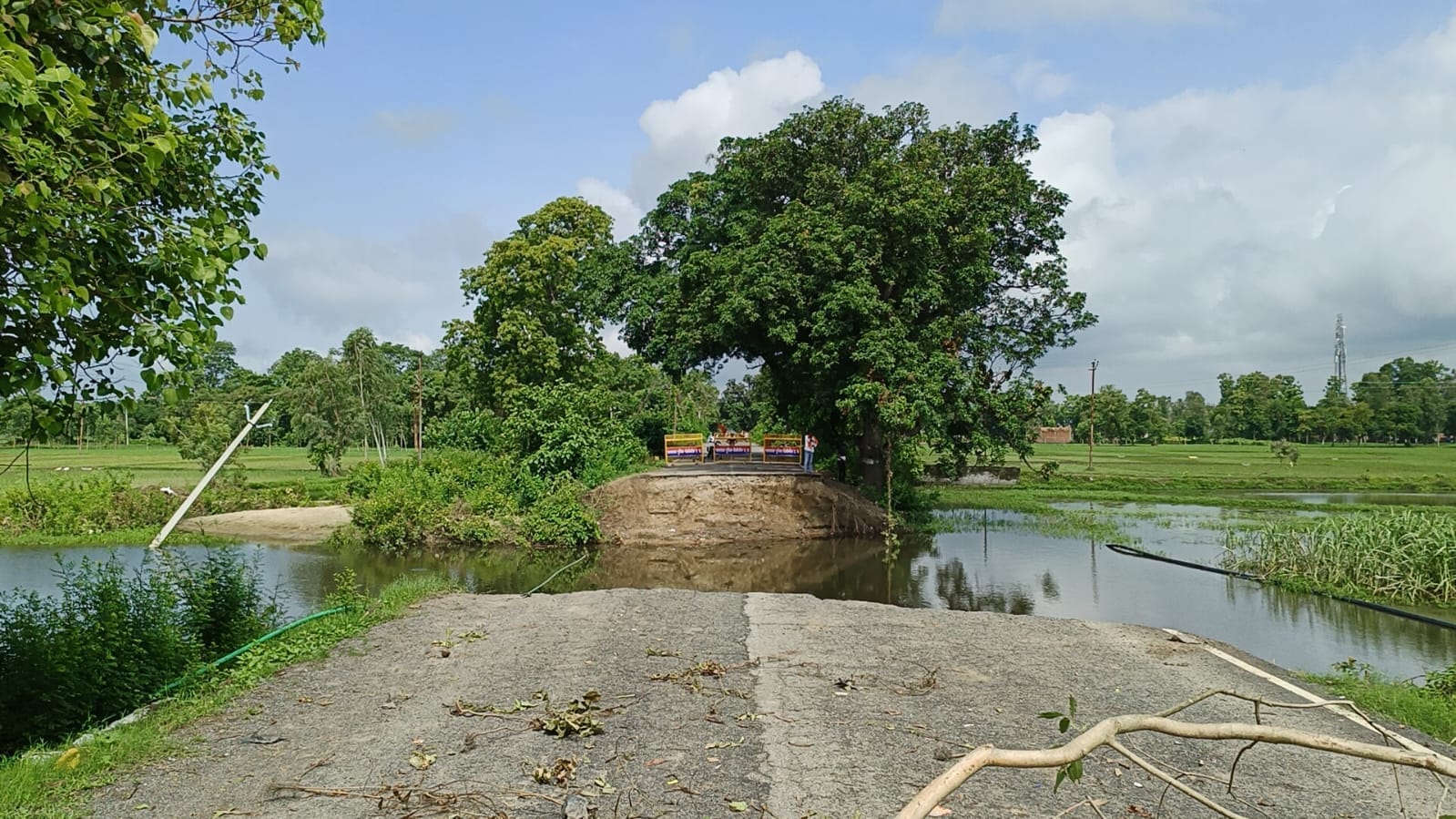 माधोटांडा मार्ग पर जमुनिया गांव के निकट डाली गई मिट्टी से होकर गुजरते राहगीर। संवाद माधोटांडा मार्ग पर जमुनिया गांव के निकट डाली गई मिट्टी से होकर गुजरते राहगीर। संवाद
