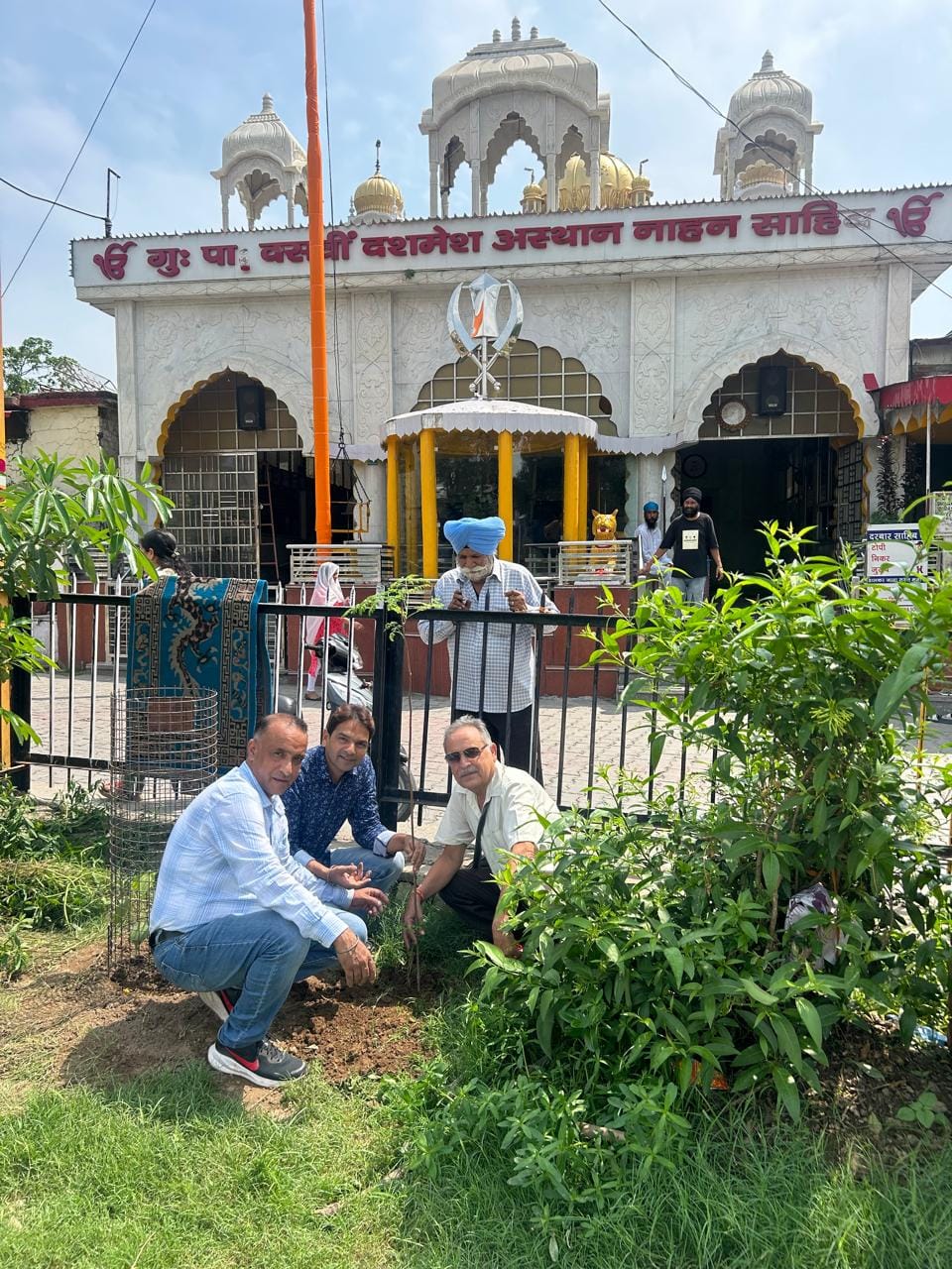 नाहन की विलाराउंड सैरगाह में पौधरोपण से पहले रोटरी क्लब नाहन की टीम। संवाद नाहन की विलाराउंड सैरगाह में पौधरोपण से पहले रोटरी क्लब नाहन की टीम। संवाद