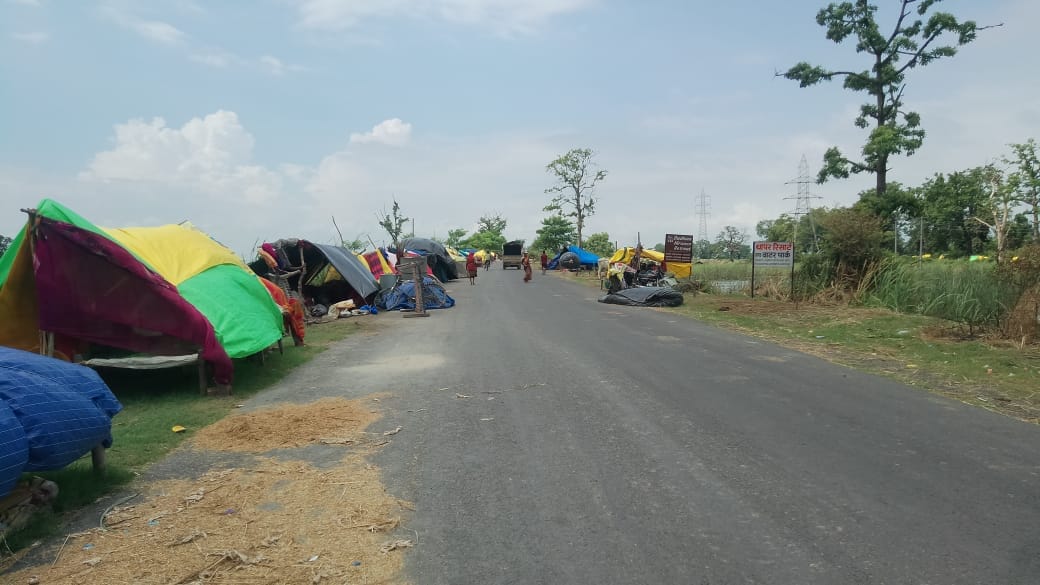 पलिया-भीरा मार्ग पर कटी सड़क के पास लगाई गईं बोरियां। संवाद पलिया-भीरा मार्ग पर कटी सड़क के पास लगाई गईं बोरियां। संवाद