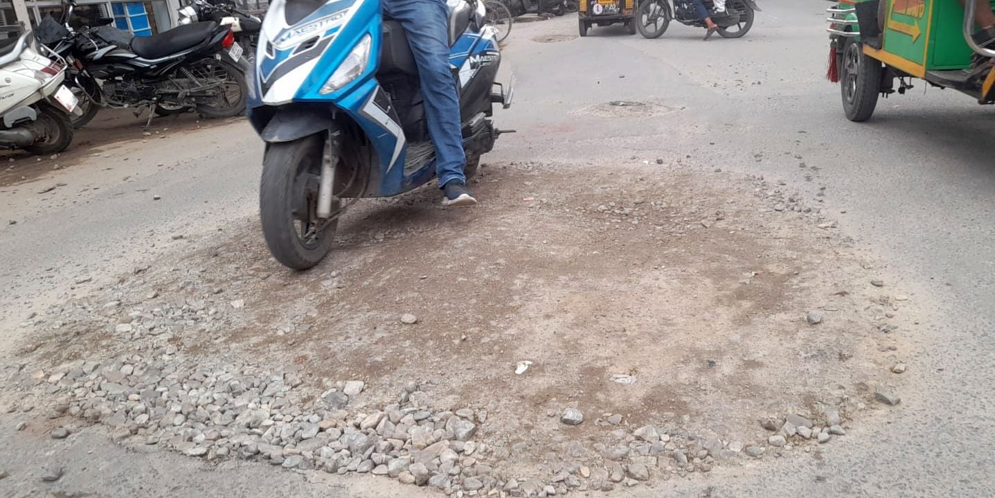 सदर बाजार में धंसी सड़क में फंसी कार। स्रोत: जागरुक पाठक सदर बाजार में धंसी सड़क में फंसी कार। स्रोत: जागरुक पाठक
