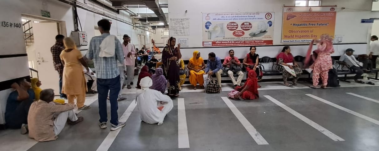 24सीटीके32... पीजीआई ओपीडी में दवा के लिए कतार में खड़े मरीज। संवाद 24सीटीके32... पीजीआई ओपीडी में दवा के लिए कतार में खड़े मरीज। संवाद
