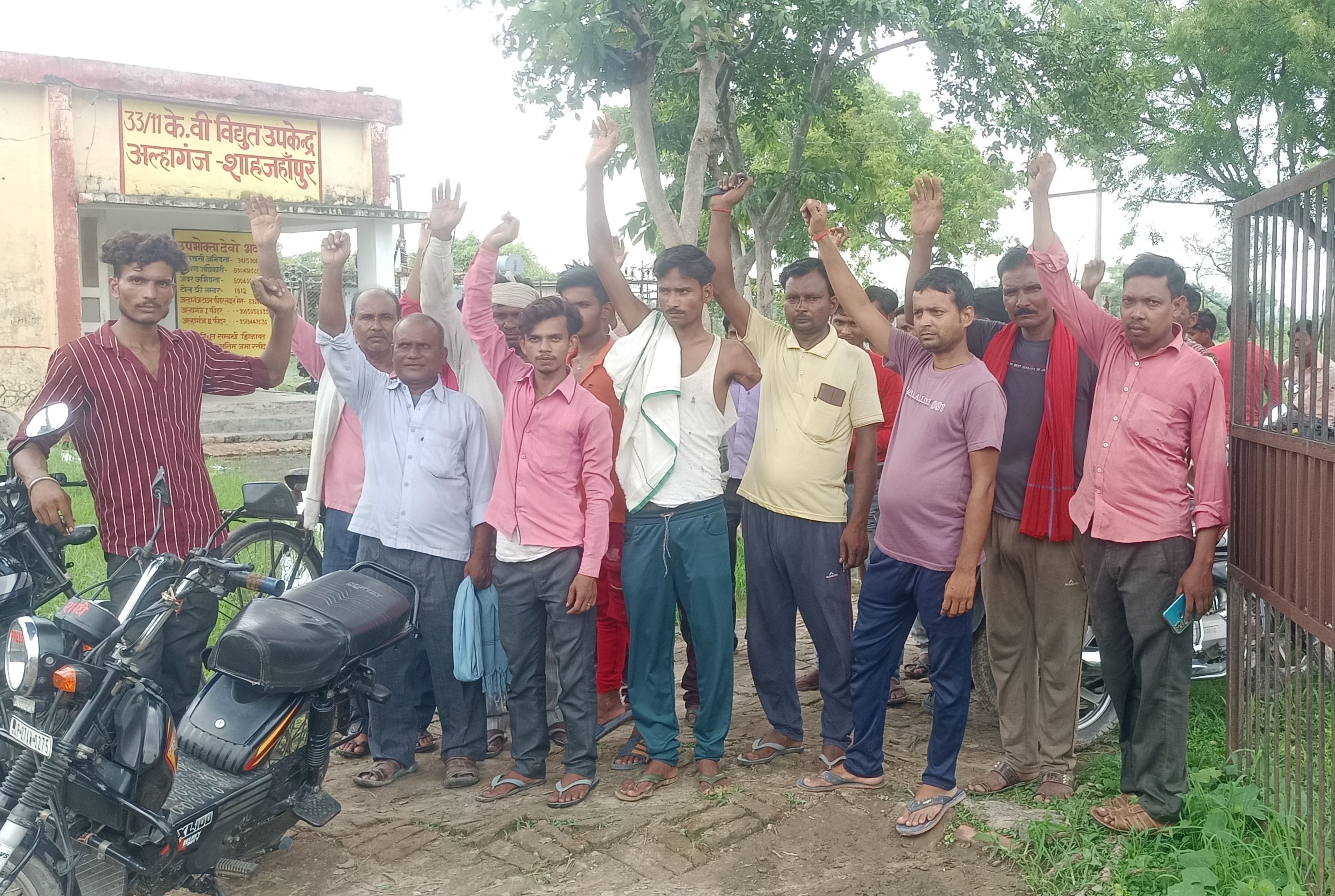बिजली नहीं आने पर अब्दुल्लागंज विद्युत उपकेंद्र पर हंगामा करते उपभोक्ता। स्रोत: वीडियो ग्रेब