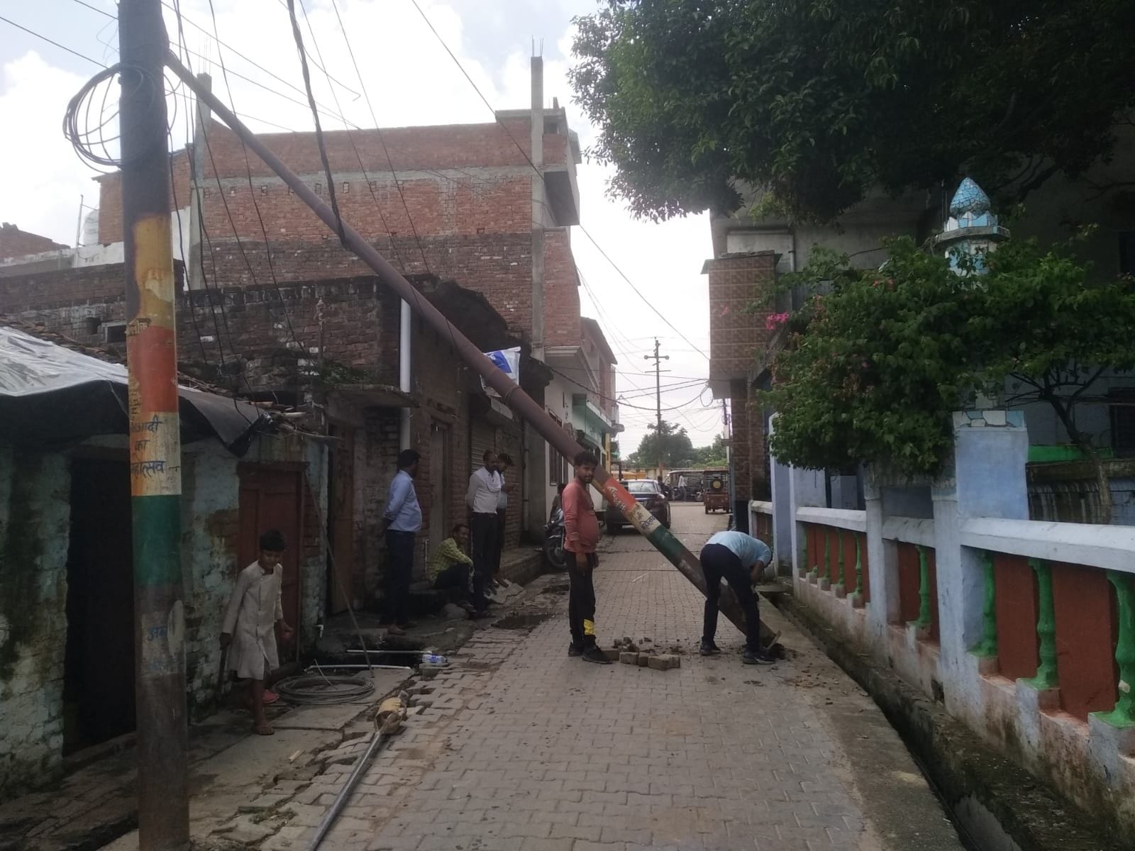 बिजली नहीं आने पर अब्दुल्लागंज विद्युत उपकेंद्र पर हंगामा करते उपभोक्ता। स्रोत: वीडियो ग्रेब