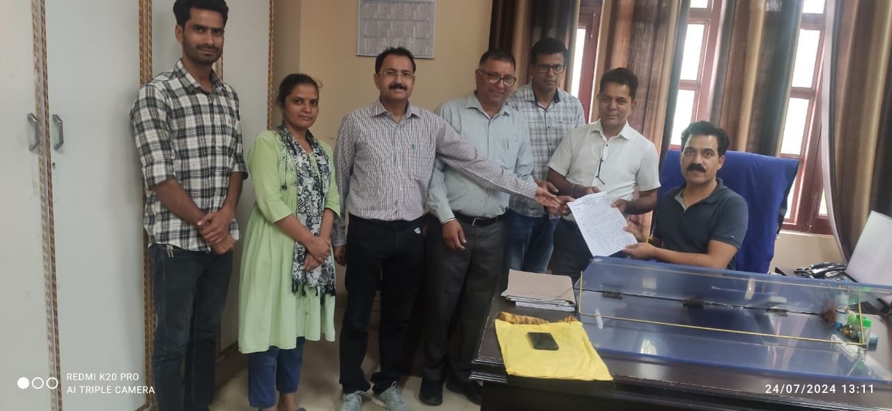 एडीसी ऊना को संयुक्त ग्रामीण राजस्व कानूनगो पटवार संघ के सदस्य मांग पत्र सोंपते हुए।संवाद