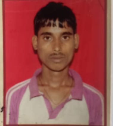 ग्राम पिपरिया मंडन में मृतक के घर पर रोते बिलखते परिजन व मौजूद लोग।संवाद ग्राम पिपरिया मंडन में मृतक के घर पर रोते बिलखते परिजन व मौजूद लोग।संवाद