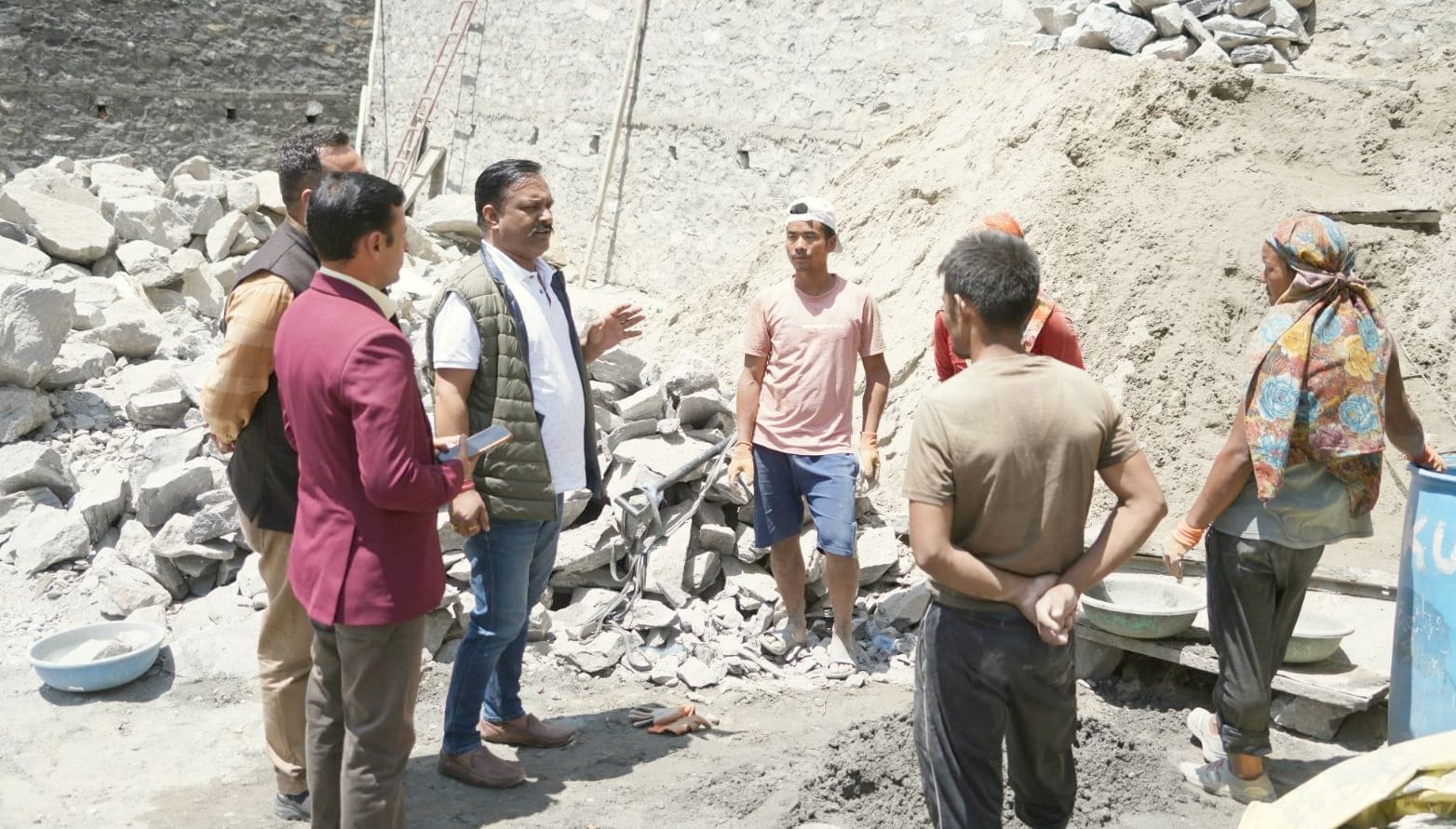 किन्नौर के दुर्गम क्षेत्र स्पीलो में मजदूरों को किया जागरूक। संवाद किन्नौर के दुर्गम क्षेत्र स्पीलो में मजदूरों को किया जागरूक। संवाद