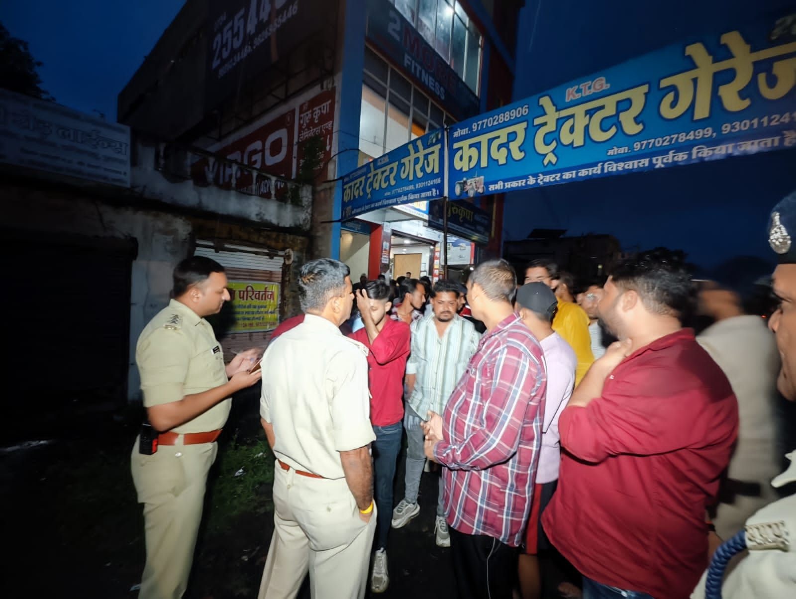 मृतक अभय सेन जिसकी गला काटकर की गई हत्या.... घटनास्थल पर जांच करती पुलिस मृतक अभय सेन जिसकी गला काटकर की गई हत्या.... घटनास्थल पर जांच करती पुलिस