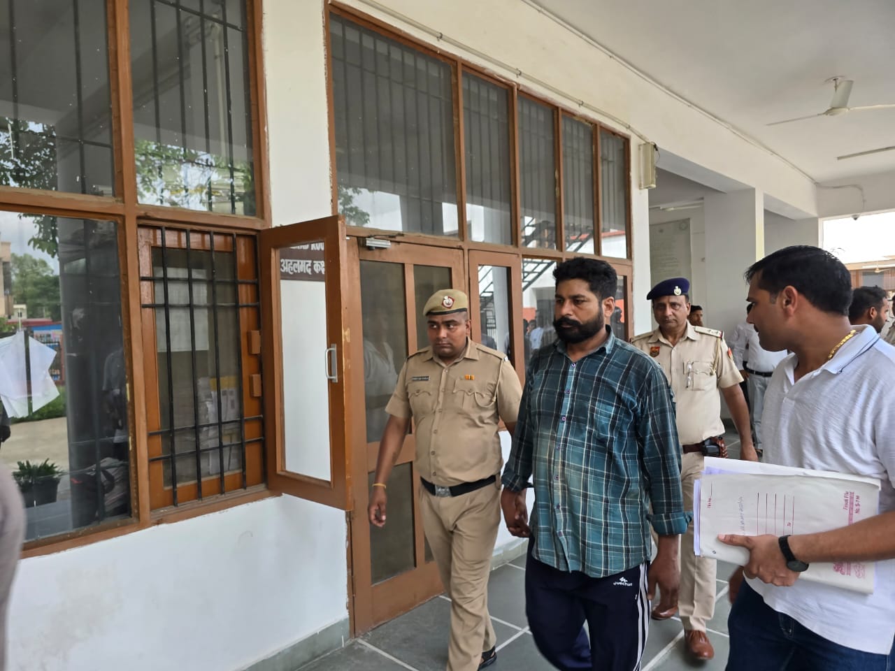 नारायणगढ़ थाने में एकत्रित अंधेरी से आए मृतका सोनिया के परिजन व ग्रामीण।