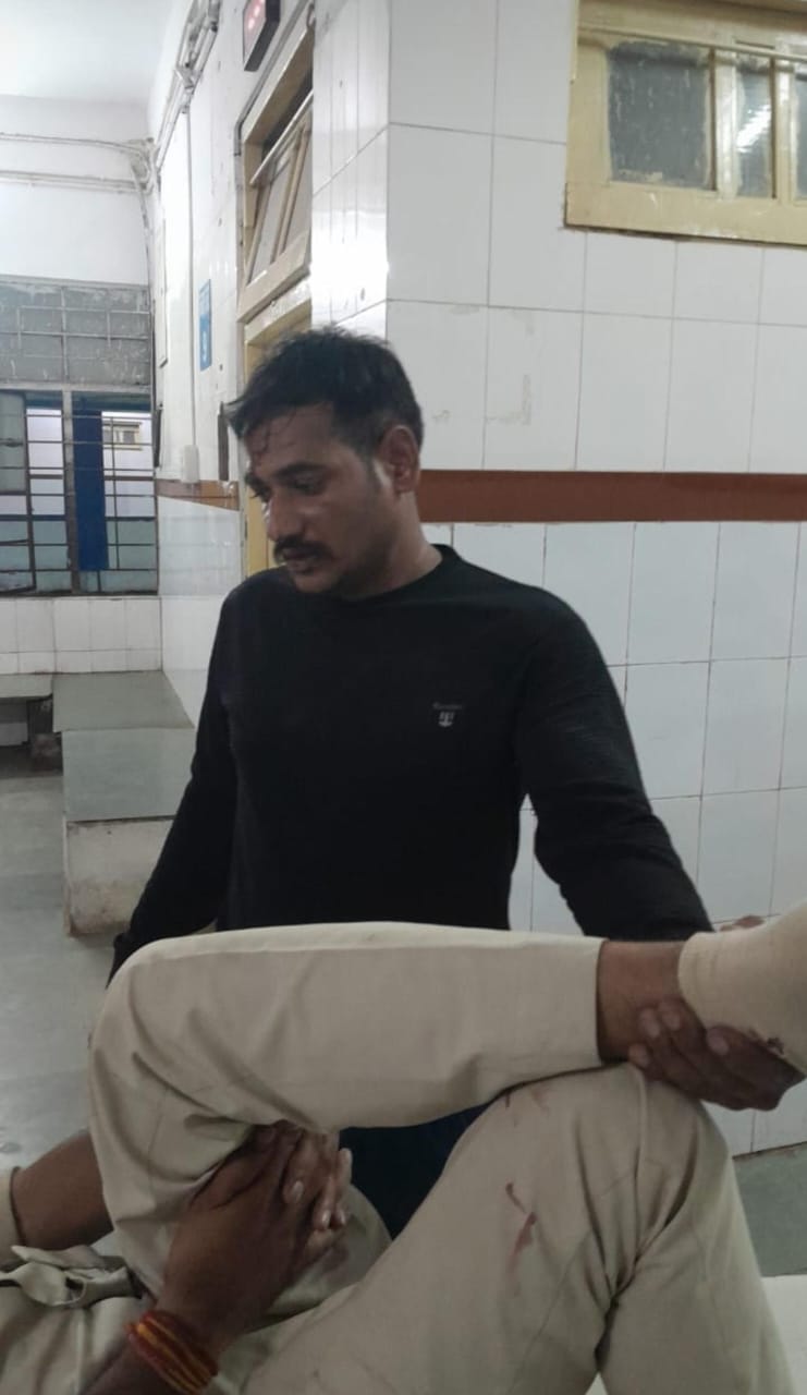 पुलिस कर्मियों का वाहन हुआ दुर्घटनाग्रस्त पुलिस कर्मियों का वाहन हुआ दुर्घटनाग्रस्त