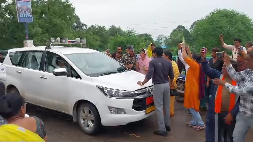 सड़कों को लेकर कांग्रेस ने किया विरोध प्रदर्शन