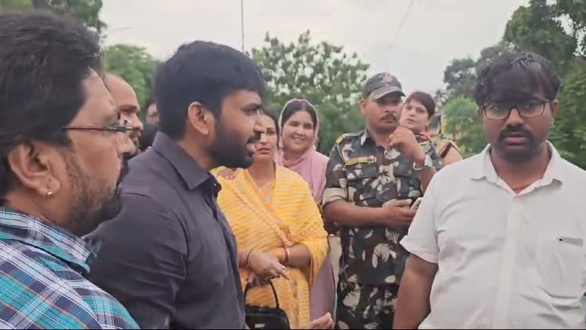 सड़कों को लेकर कांग्रेस ने किया विरोध प्रदर्शन