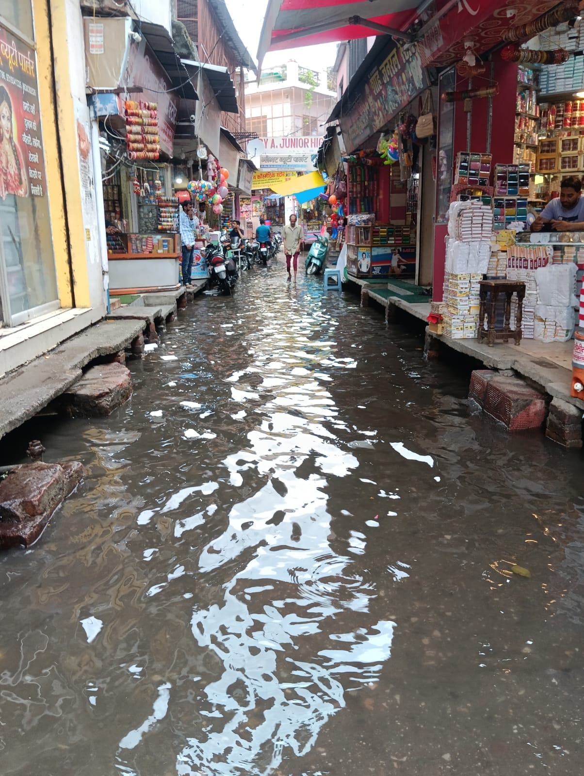 शहर की स्टेशन रोड पर भरा बारिश का पानी।संवाद शहर की स्टेशन रोड पर भरा बारिश का पानी।संवाद