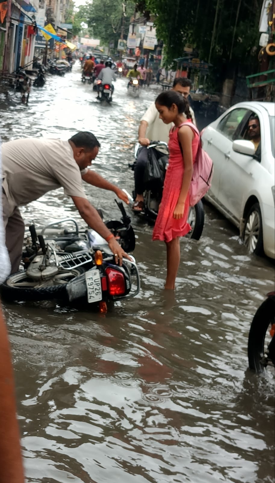 शहर की स्टेशन रोड पर भरा बारिश का पानी।संवाद शहर की स्टेशन रोड पर भरा बारिश का पानी।संवाद