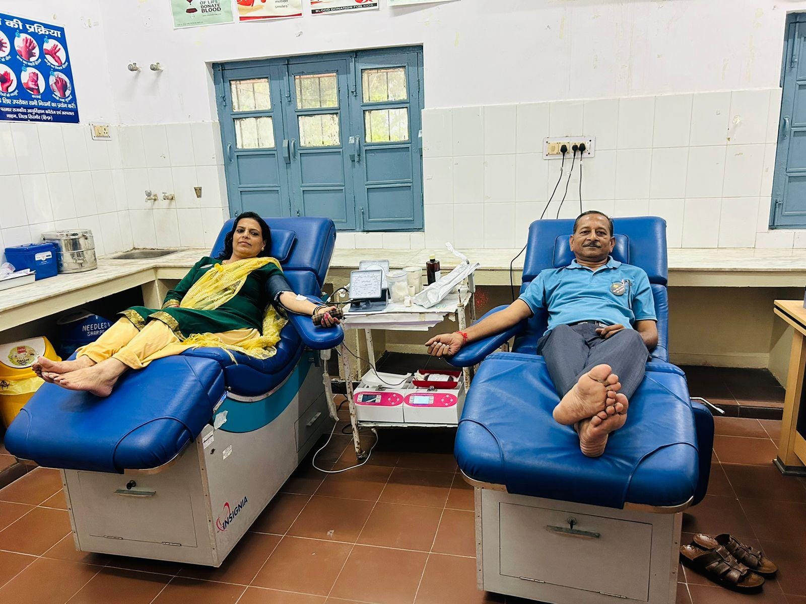 कारगिल विजय दिवस पर मेरा गांव मेरा देश संस्था के निदेशक अनुराग गुप्ता रक्तदान करते हुए: स्त्रोत