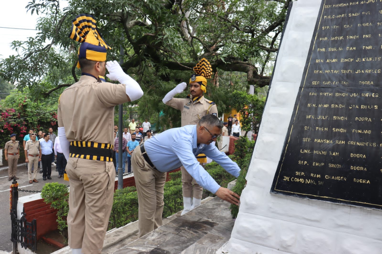 नाहन के शहीद स्मारक पर देश के अमर शहीदों को श्रद्धांजलि देते प्रशासनिक अधिकारी व कांग्रेस विधाय नाहन के शहीद स्मारक पर देश के अमर शहीदों को श्रद्धांजलि देते प्रशासनिक अधिकारी व कांग्रेस विधाय