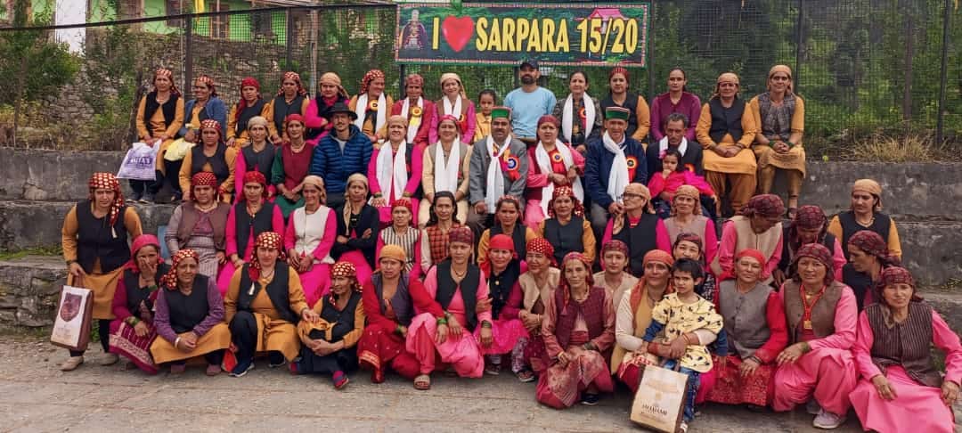 सरपारा में आयोजित खेलकूद प्रतियोगिता के विजेता टीम मुख्यातिथि से ट्राॅफी लेते हुए सरपारा में आयोजित खेलकूद प्रतियोगिता के विजेता टीम मुख्यातिथि से ट्राॅफी लेते हुए