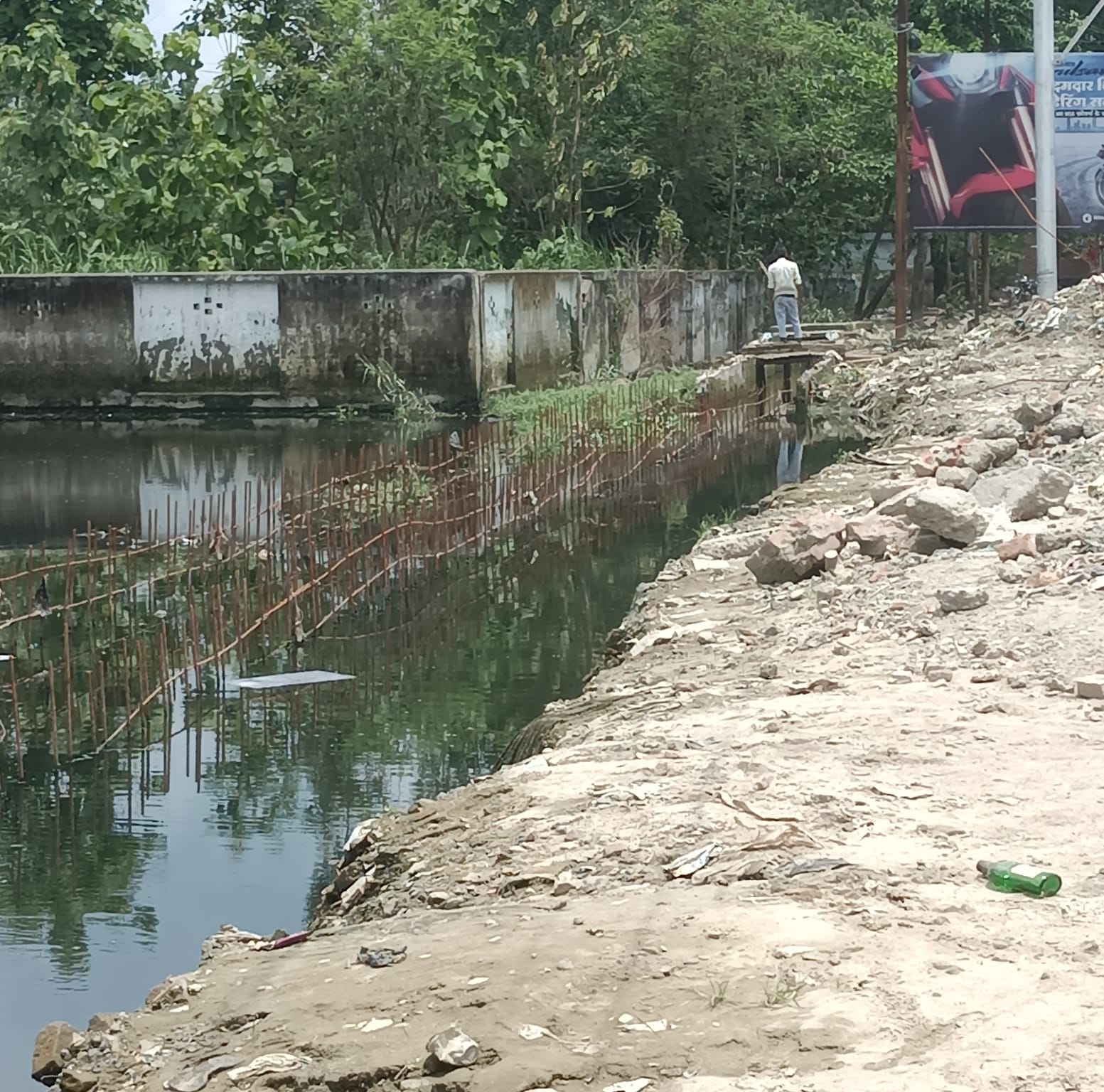 शहर के डिग्री कॉलेज चौराहे के पास निर्माणाधीन नाला।संवाद