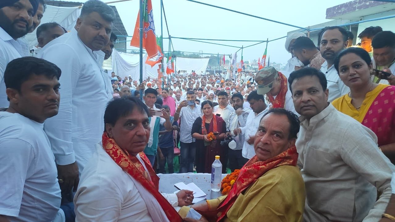 26जेएनडी01 : गांव मुआना में जनसभा में मौजूद भाजपा प्रदेश अध्यक्ष मोहनलाल बड़ौली व अन्य भाजपा ने