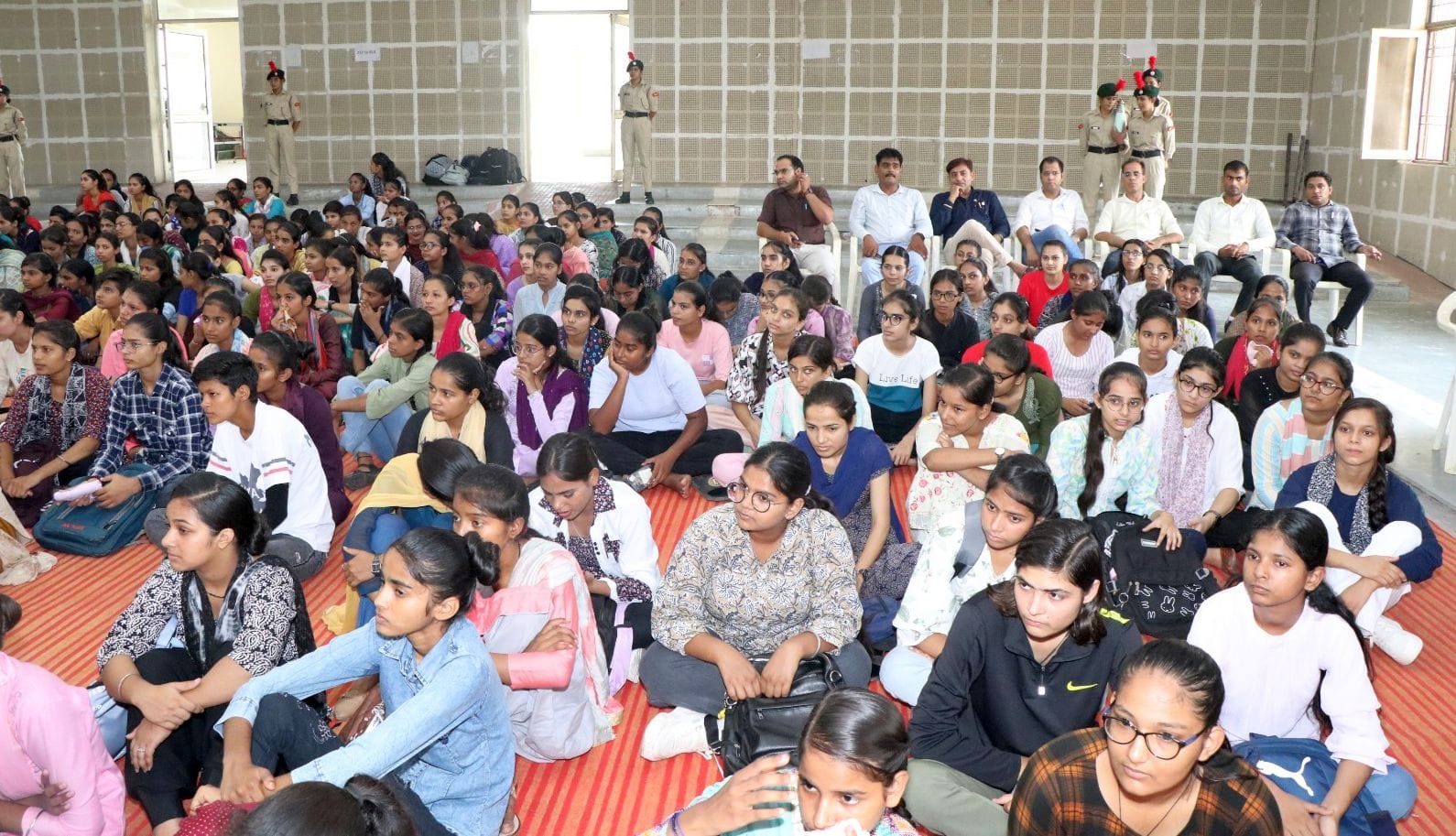 26जेएनडी08-राजकीय महिला महाविद्यालय में आयोजित कार्यक्रम में मौजूद प्राचार्य और स्टाफ। स्रोत सं 26जेएनडी08-राजकीय महिला महाविद्यालय में आयोजित कार्यक्रम में मौजूद प्राचार्य और स्टाफ। स्रोत सं