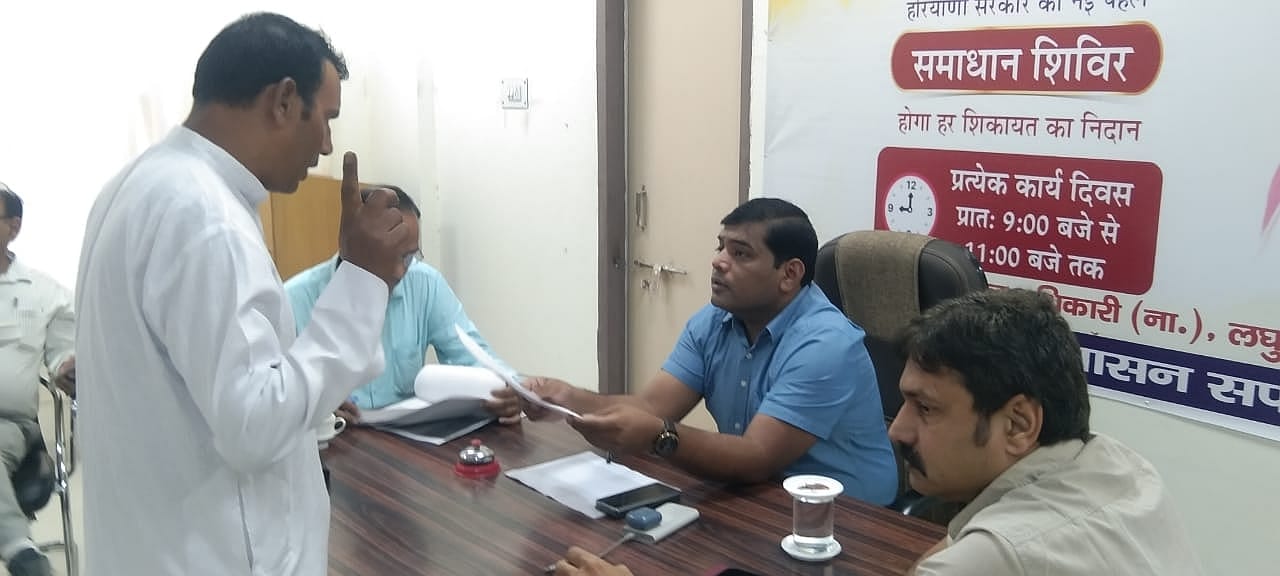 26जेएनडी10: शिकायतों का समाधान करते हुए एसडीएम मनीष फोगाटा। संवाद 26जेएनडी10: शिकायतों का समाधान करते हुए एसडीएम मनीष फोगाटा। संवाद
