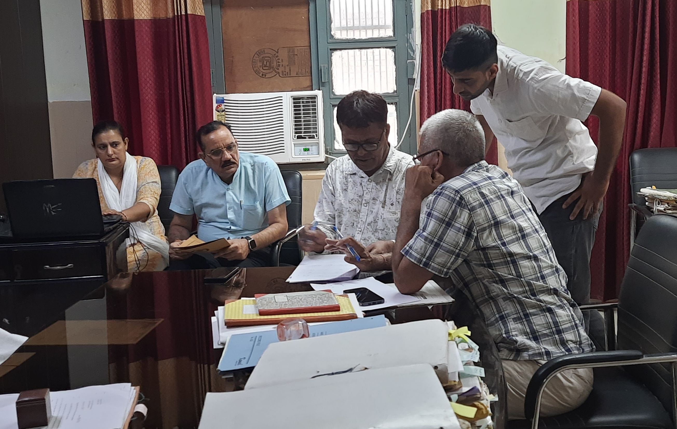 26जेएनडी36-हुडा कार्यालय में रिकॉर्ड जांचती सीएम फ्लाइंग। संवाद 26जेएनडी36-हुडा कार्यालय में रिकॉर्ड जांचती सीएम फ्लाइंग। संवाद