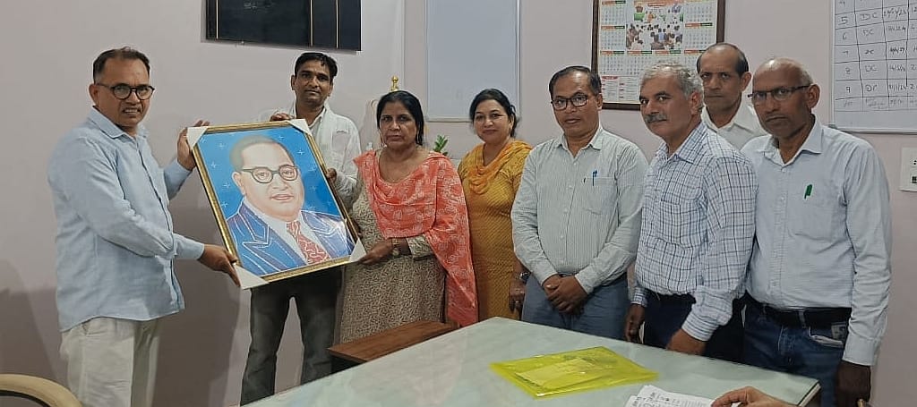 26जेएनडी43: जिला शिक्षा अधिकारी सुमित्रा को प्रतिमा देते हुए संघ पदाधिकारी। स्रोत संघ 26जेएनडी43: जिला शिक्षा अधिकारी सुमित्रा को प्रतिमा देते हुए संघ पदाधिकारी। स्रोत संघ