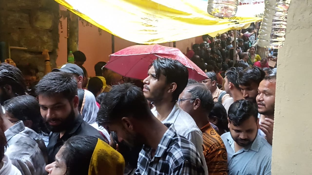बाबा ओंकार के दर्शन के लिए लग रही भक्तों की भीड़ बाबा ओंकार के दर्शन के लिए लग रही भक्तों की भीड़