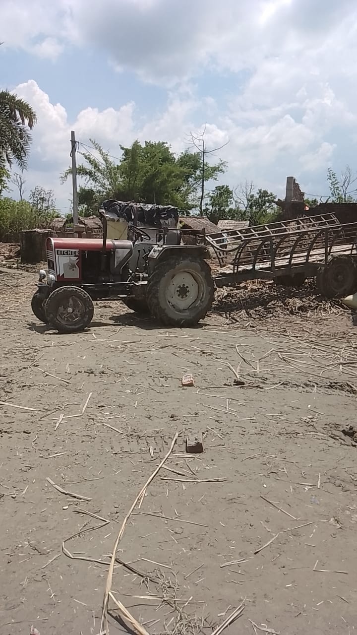 फूलबेहड़ के बेंचनपुरवा में सड़क कटान रोकते ग्रामीण।संवाद