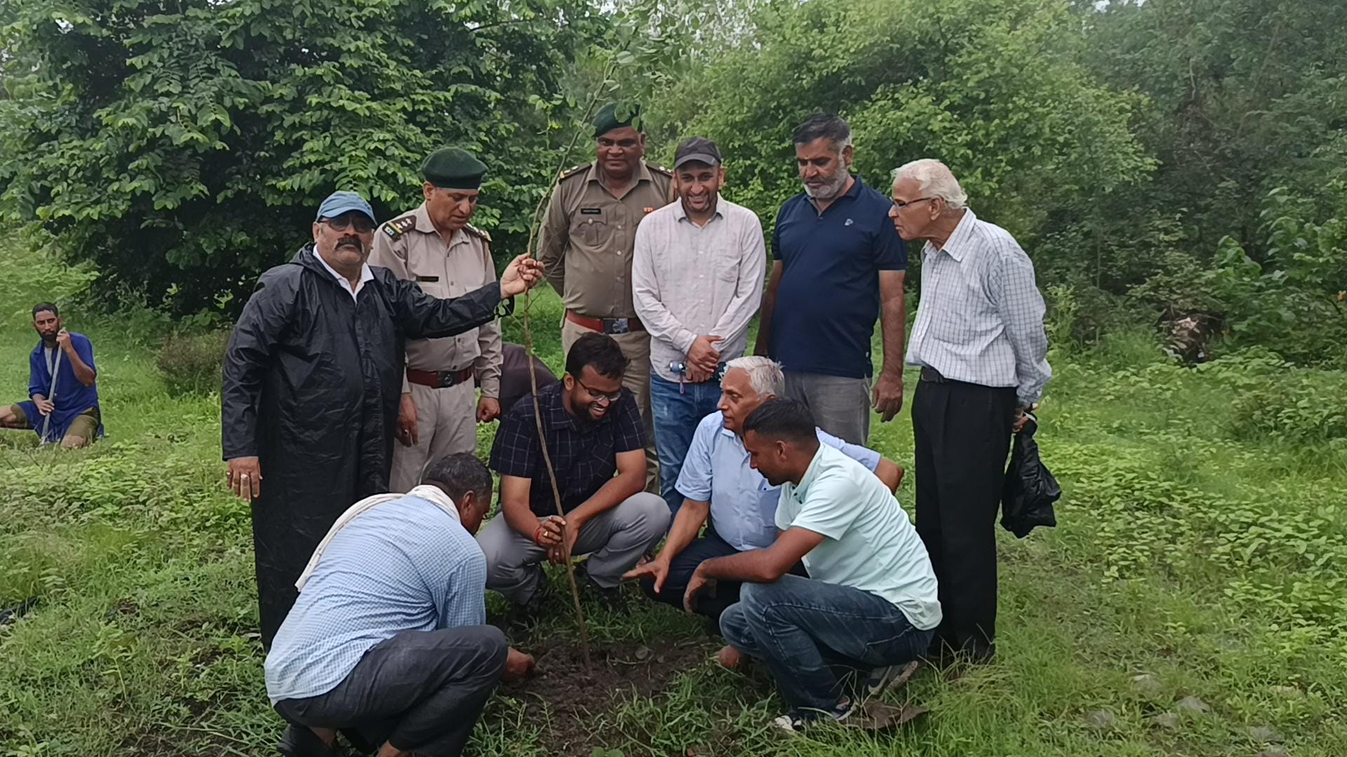 हिमोत्कर्ष संस्था संस्थापक स्व. कंवर हरि सिंह की पुण्यतिथि पर यमुनाघाट पांवटा में पौधारोपण: संव हिमोत्कर्ष संस्था संस्थापक स्व. कंवर हरि सिंह की पुण्यतिथि पर यमुनाघाट पांवटा में पौधारोपण: संव