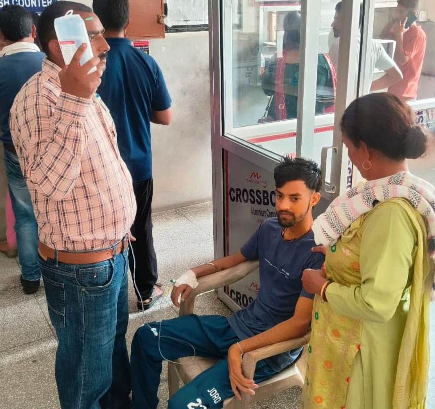 जोगिंद्रनगर अस्पताल में पीलिया रोग फैलने पर एक बैड पर उपचार ले रही दो युवतियां। संवाद जोगिंद्रनगर अस्पताल में पीलिया रोग फैलने पर एक बैड पर उपचार ले रही दो युवतियां। संवाद