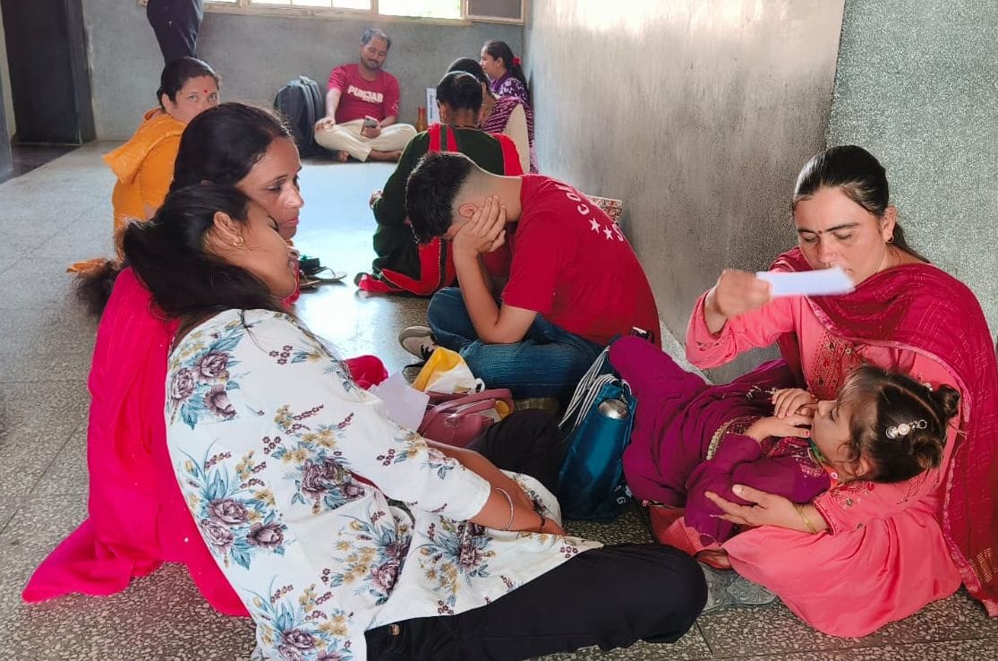 जोगिंद्रनगर अस्पताल में पीलिया रोग फैलने पर एक बैड पर उपचार ले रही दो युवतियां। संवाद जोगिंद्रनगर अस्पताल में पीलिया रोग फैलने पर एक बैड पर उपचार ले रही दो युवतियां। संवाद