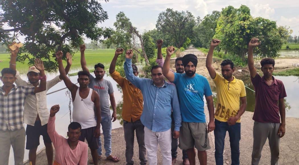 माधोटांडा मार्ग पर दयालपुर के पास कटा पड़ा मार्ग। संवाद