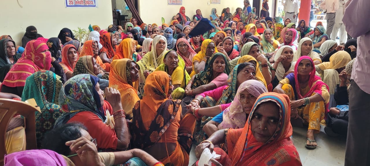 पलिया-भीरा मार्ग से इमलिया फार्म की ओर जाता ग्रामीण। संवाद पलिया-भीरा मार्ग से इमलिया फार्म की ओर जाता ग्रामीण। संवाद