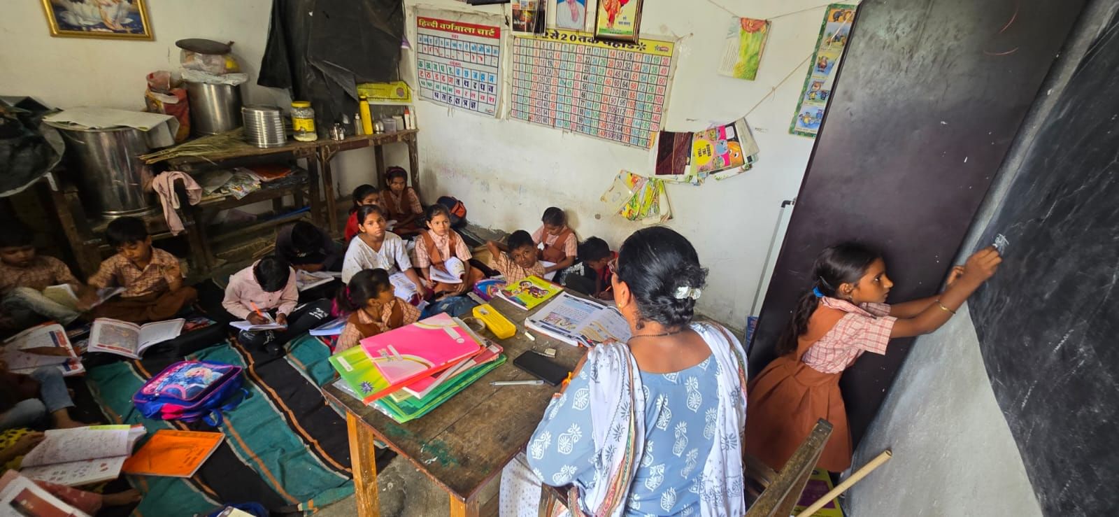 प्रायमरी शासकीय स्कूल....100 स्क्वायर फिट के कमरे में लगती है दो कक्षाएं....तीसरी से पांचवी तक 