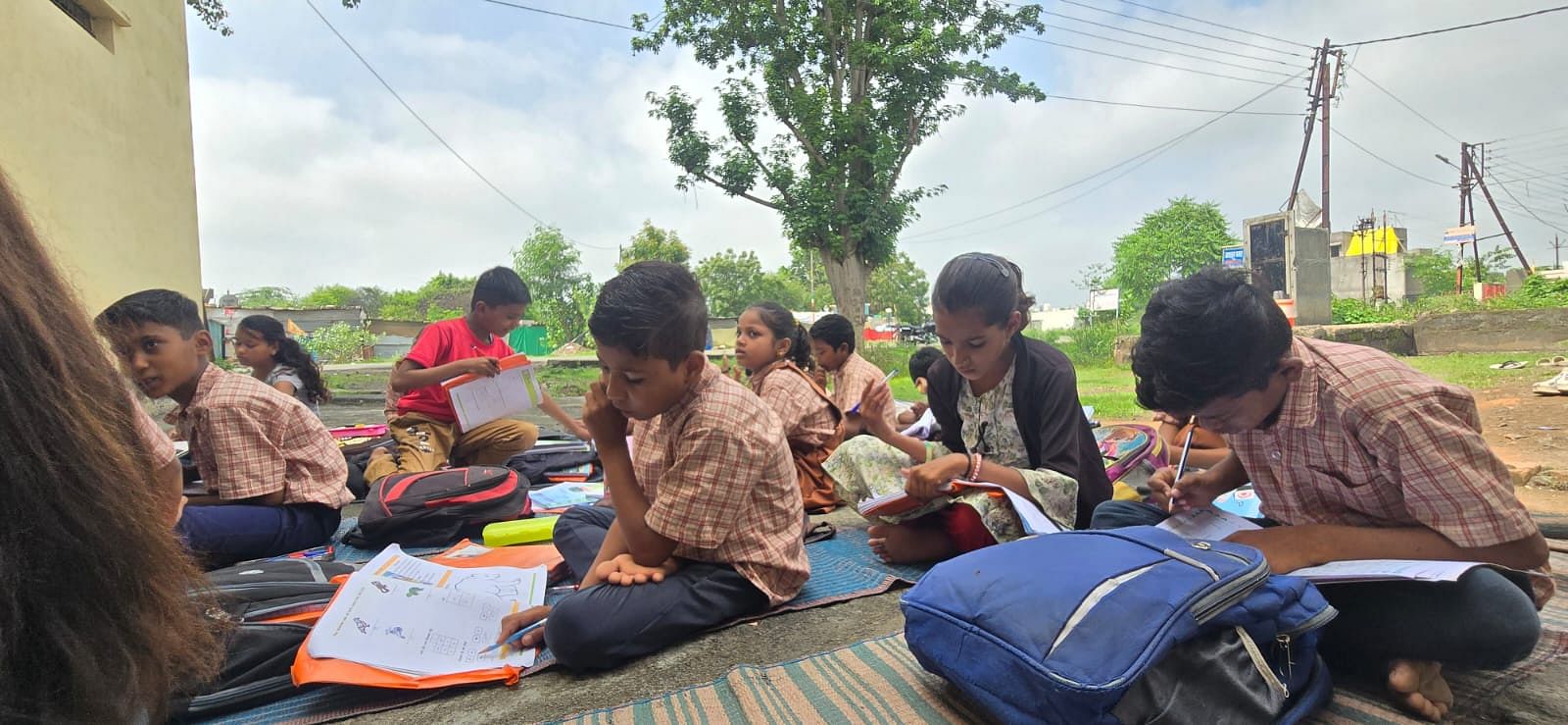 प्रायमरी शासकीय स्कूल....100 स्क्वायर फिट के कमरे में लगती है दो कक्षाएं....तीसरी से पांचवी तक 